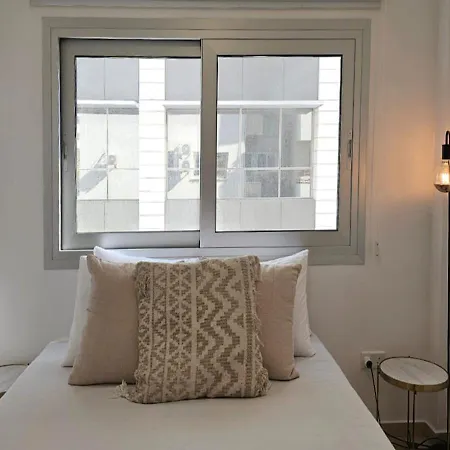 Phaedrus Living: Centre Luxury Flat Esperidon 201 *