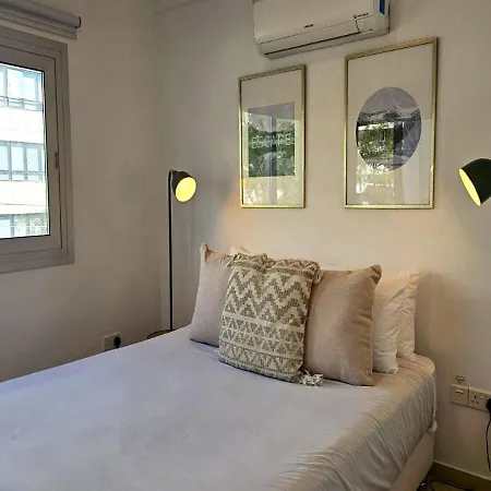 Phaedrus Living: Centre Luxury Flat Esperidon 201 *