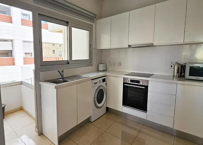 Phaedrus Living: Centre Luxury Flat Esperidon 201