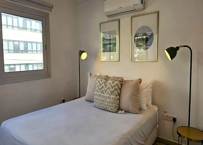 Phaedrus Living: Centre Luxury Flat Esperidon 201 *